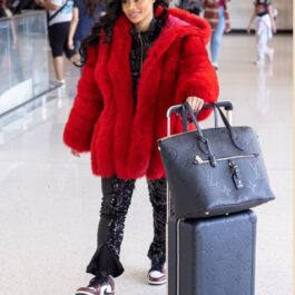 Blac Chyna în aeroportul din Los Angeles cu bagajele după ea