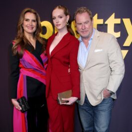 Brooke Shields, alături de fiica și soțul ei, la premiera documentarului ei Pretty Baby