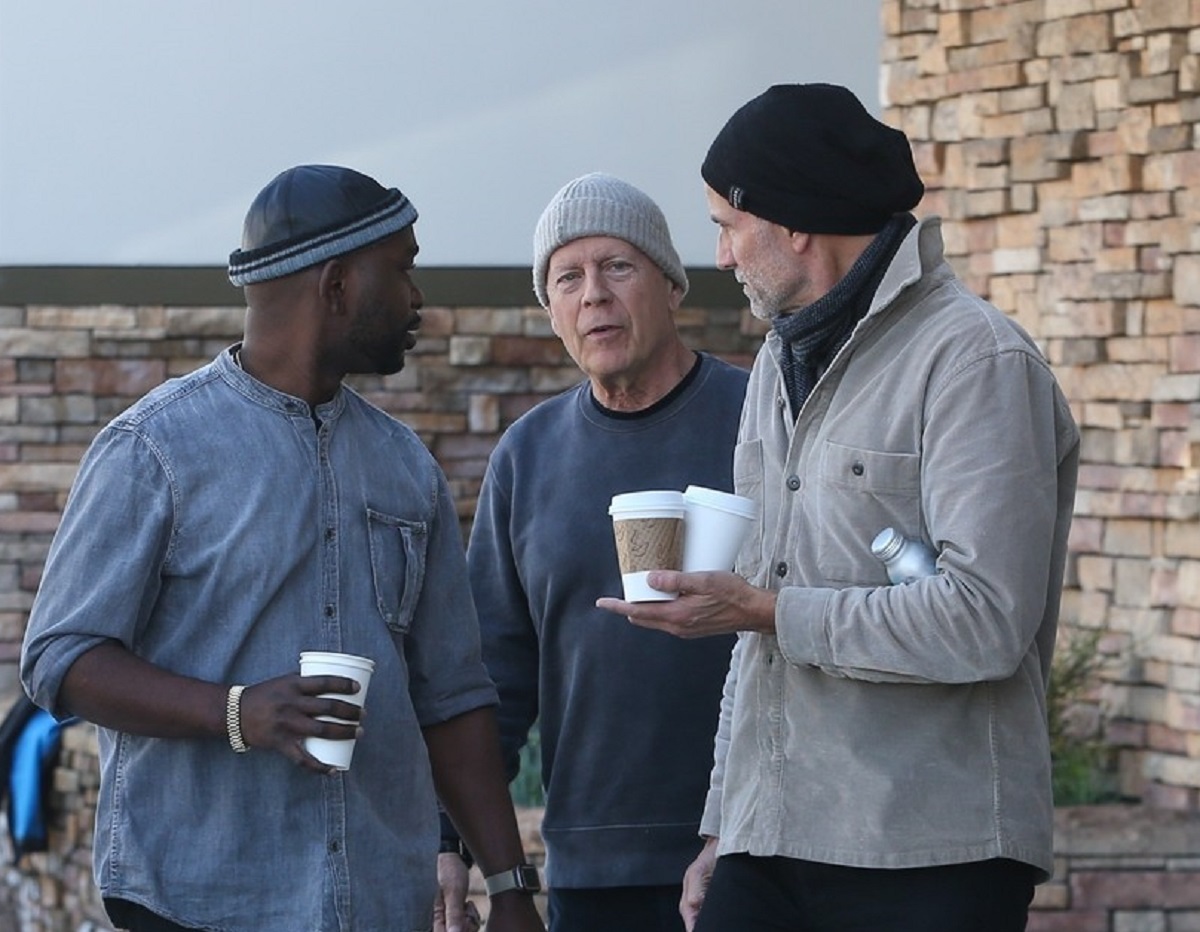 Bruce Willis la cafea cu doi prieteni după ce a fost diagnoticat cu demență