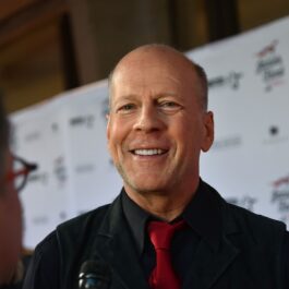 Bruce Willis la costum în timpul unei conferințe de presă din 2016 de la New York
