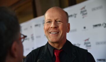 Bruce Willis la costum în timpul unei conferințe de presă din 2016 de la New York