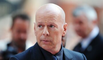 Bruce Willis la costum la premiera producției Red 2 din Londra în anul 2013