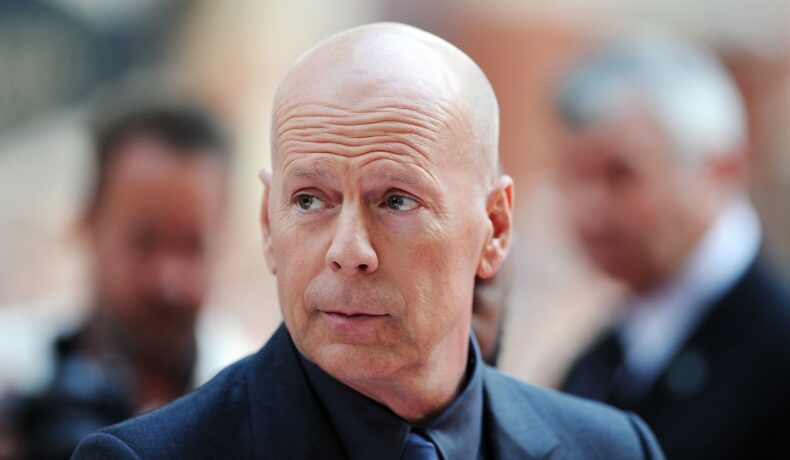 Bruce Willis la costum la premiera producției Red 2 din Londra în anul 2013
