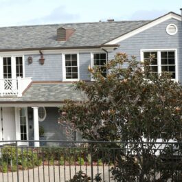 O casă cu geamuri mari, uși albe și curte mare, pe care au vizionat-o JLo și Ben Affleck