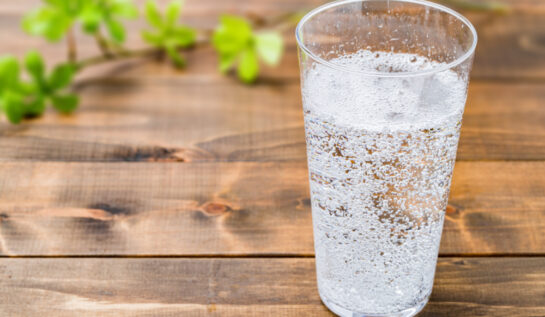 Cât de bună e apa minerală pentru sănătatea organismului: beneficii și riscuri