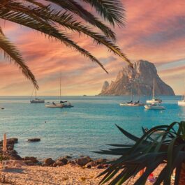 Panoramă cu plaja Cala d'Hort din Ibiza, una dintre cele mai frumoase plaje pe care o poți vizita în aprilie
