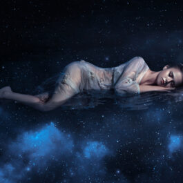 Fată frumoasă îmbrăcată într-o rochie subțire, doarme