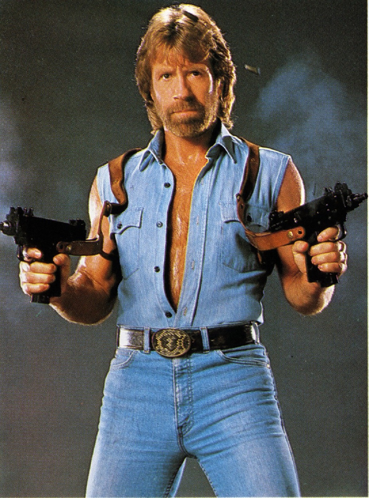 Chuck Norris în filmul Invasion în timp ce pozează pentru poster