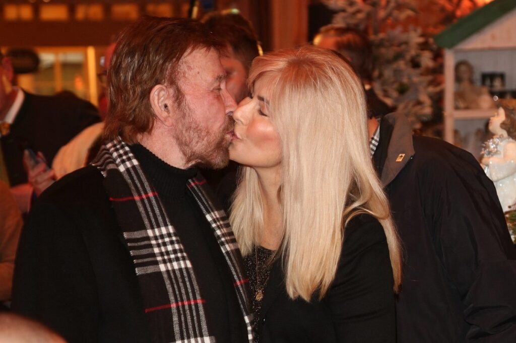 Chuck Norris în timp ce se sărută cu soția sa la un târg de Cărciun din New York