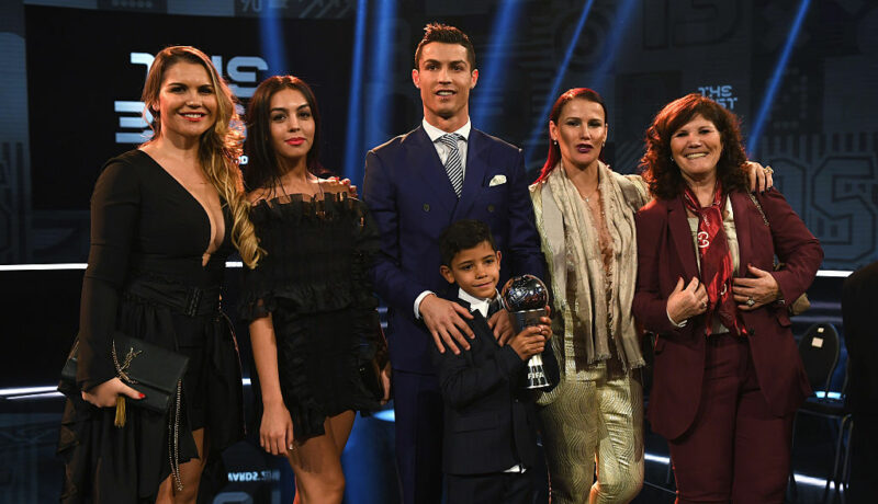 Cine sunt frații lui Cristiano Ronaldo. Sportivul are două surori și un frate