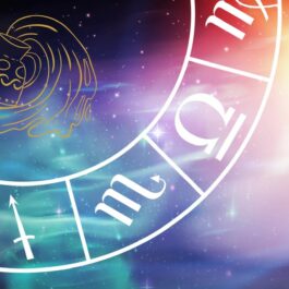 Câteva semne zodiacale, într-o astrogramă, fotografiată pe un fundal colorat