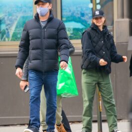 Leonardo DiCaprio, cu o geacă neagră și jeanși, la plimbare