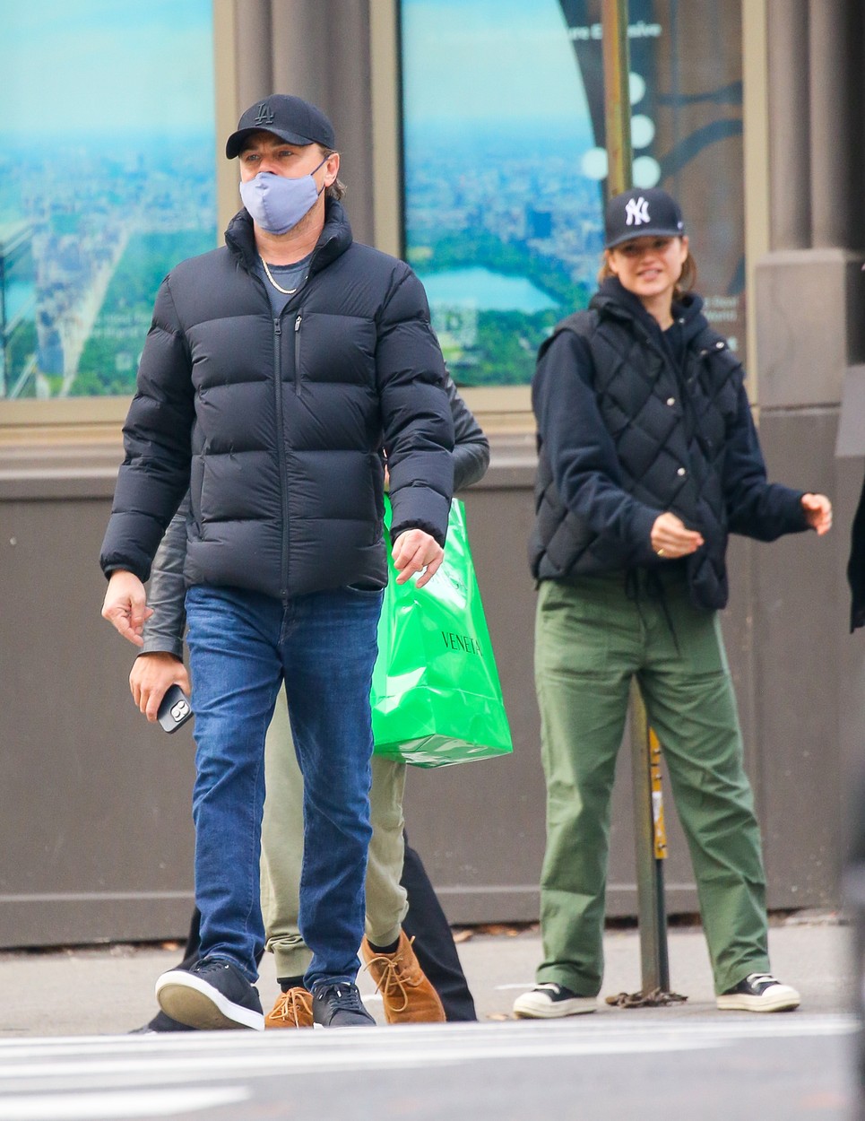 Leonardo DiCaprio, cu o geacă neagră și jeanși, la plimbare