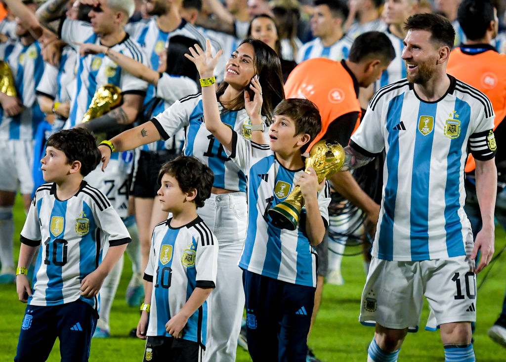 Leo Messi și familia sa fac cu mâna fanilor din tribune