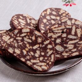 Porții de Salam de biscuiți cu nuci și ciocolată pe o farfurie