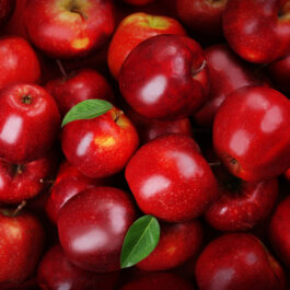 Mai multe mere roșii, lustruite și frumos aranjate