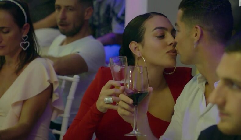 Georgina Rodriguez se sărută cu Cristiano Ronaldo, în timp ce sunt la o masă cu prietenii