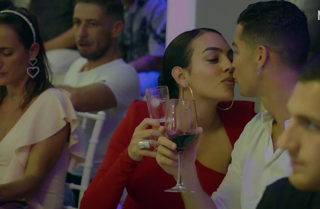 Georgina Rodriguez se sărută cu Cristiano Ronaldo, în timp ce sunt la o masă cu prietenii