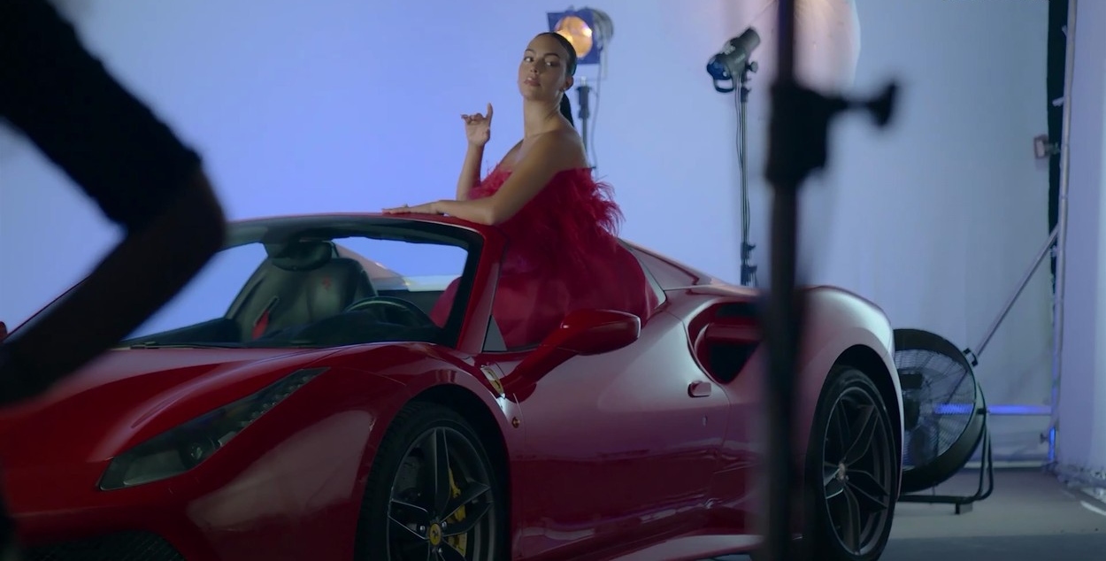 Georgina Rodriguez, într-o mașină scumpă, pe un platou de filmare