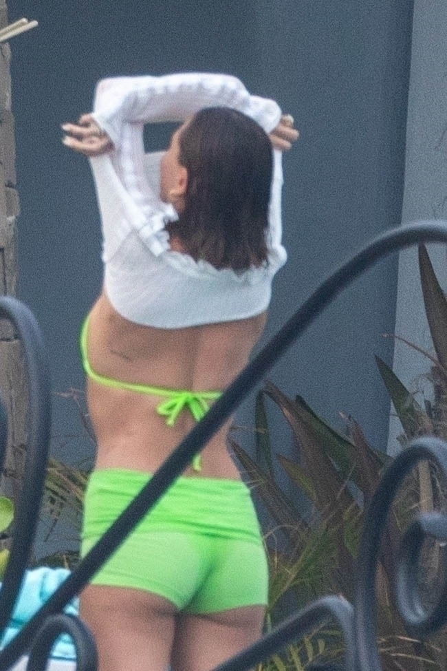 Hailey Bieber, fotografiată în timp ce se dezbracă în costum de baie