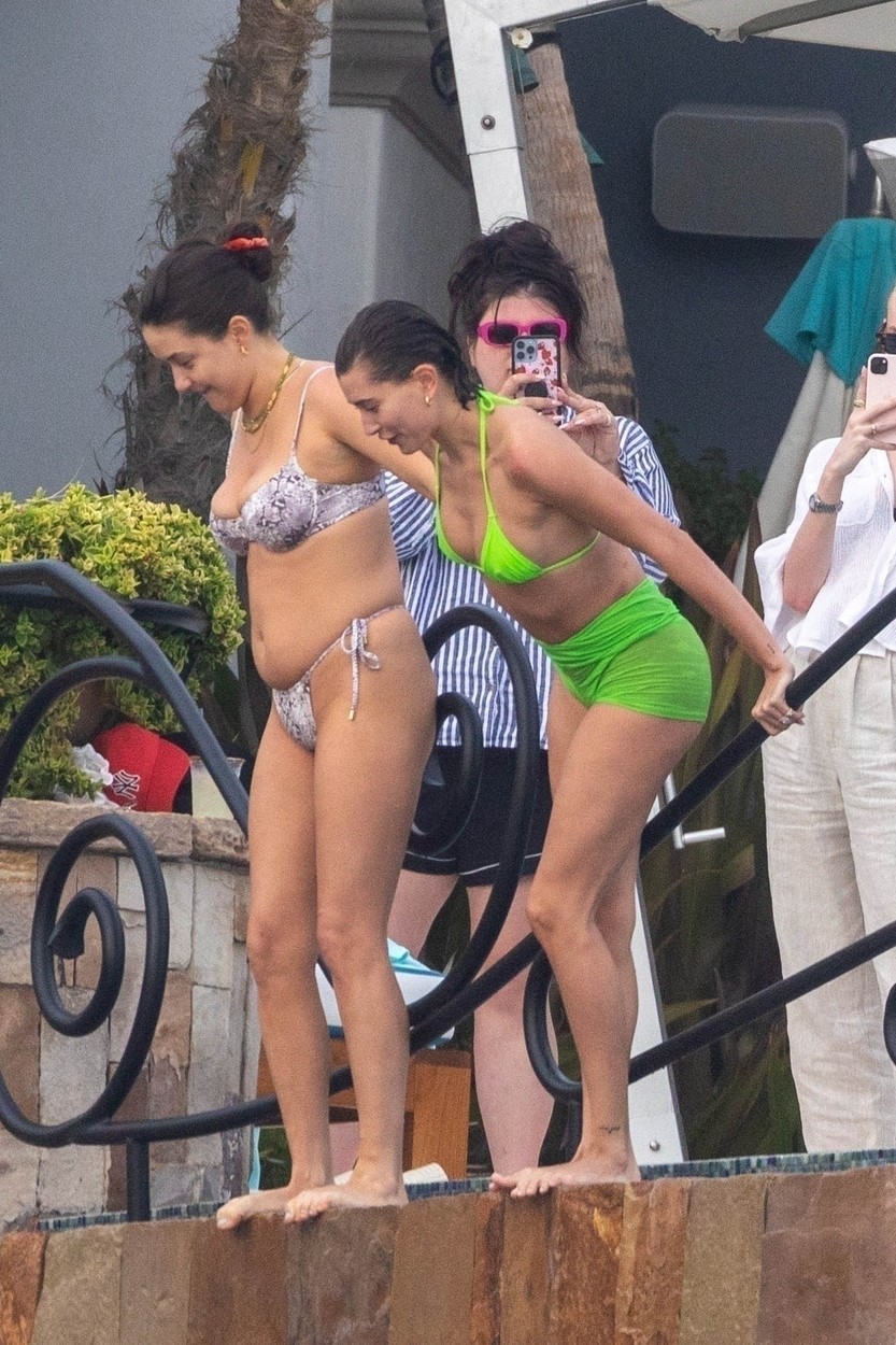 Hailey Bieber sare în piscină cu prietenii