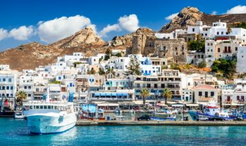 O imagine cu insula Naxos din Grecia pentru a ilustra insulele mai puțin cunoscute din această țară