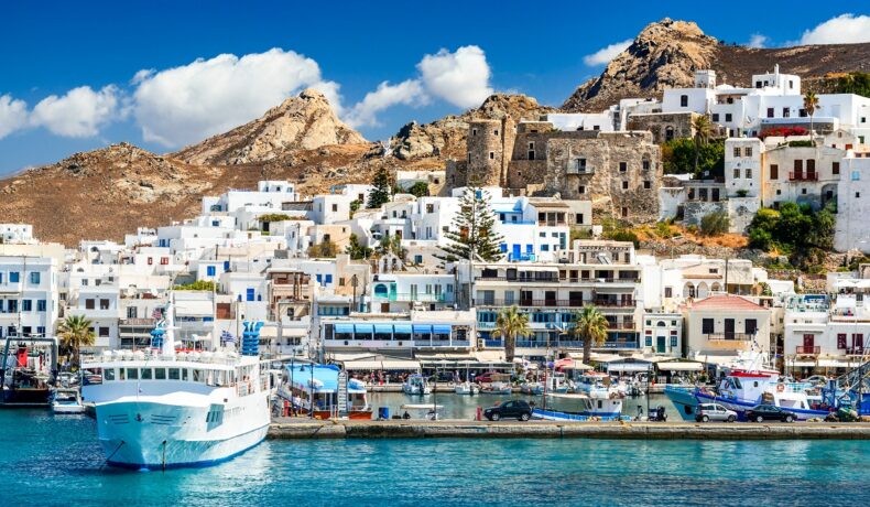 O imagine cu insula Naxos din Grecia pentru a ilustra insulele mai puțin cunoscute din această țară