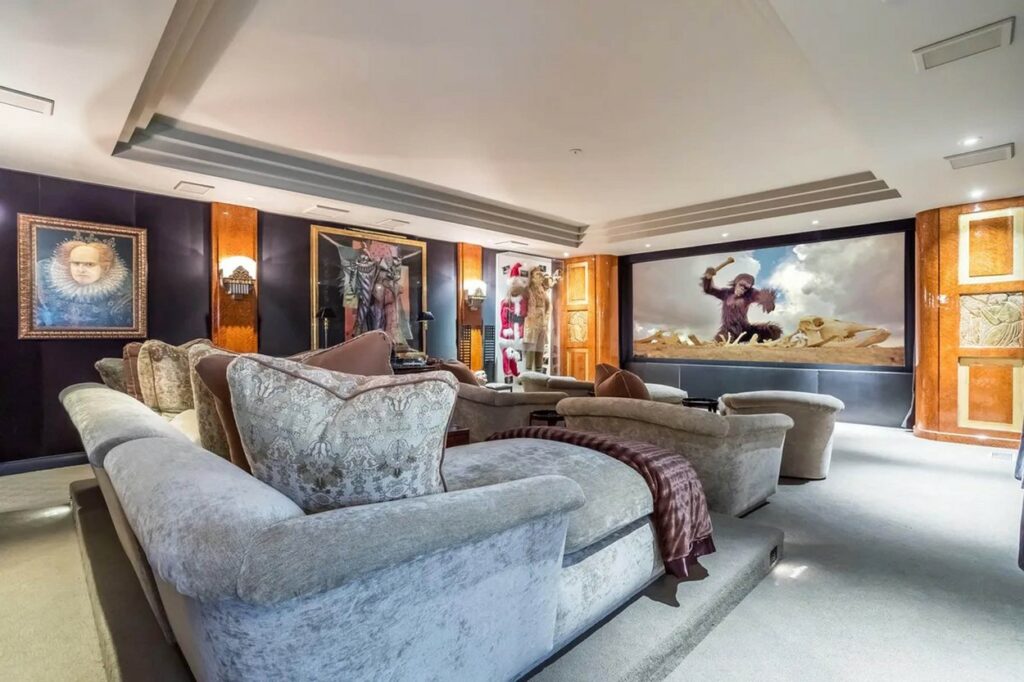 O imagine din interiorul casei lui Jim Carrey