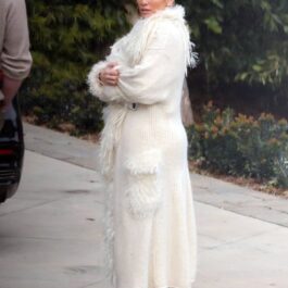 Jennifer Lopez într-o ținută albă casual în vizită la o reședință din Los Angeles