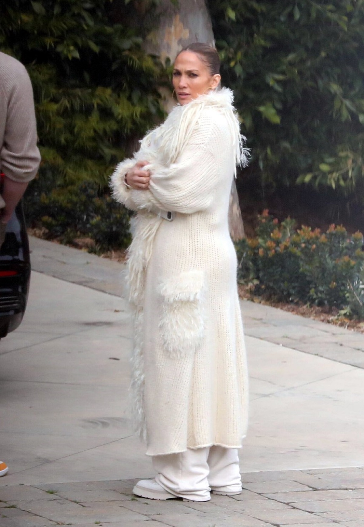 Jennifer Lopez într-o ținută albă casual în vizită la o reședință din Los Angeles