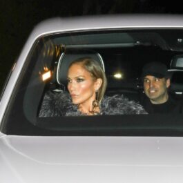 Jennifer Lopez într-o mașină în timp ce vine la un eveniment public din Los Angeles