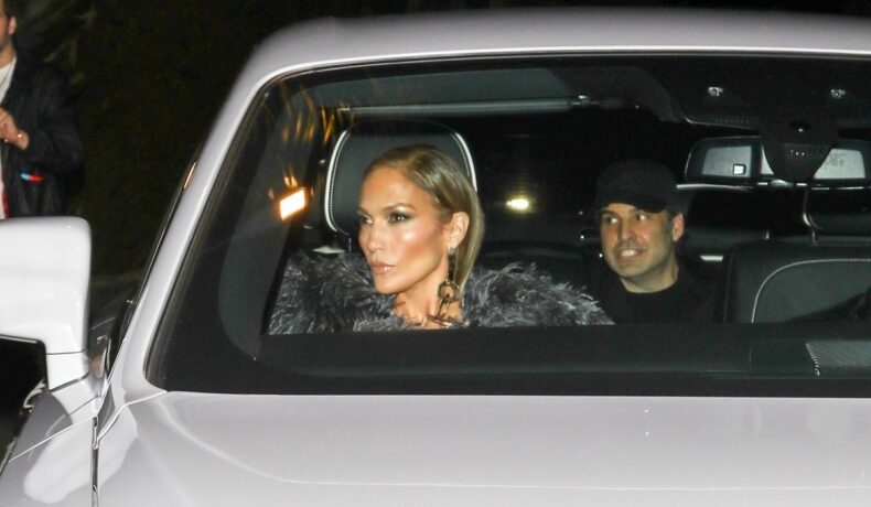 Jennifer Lopez într-o mașină în timp ce vine la un eveniment public din Los Angeles