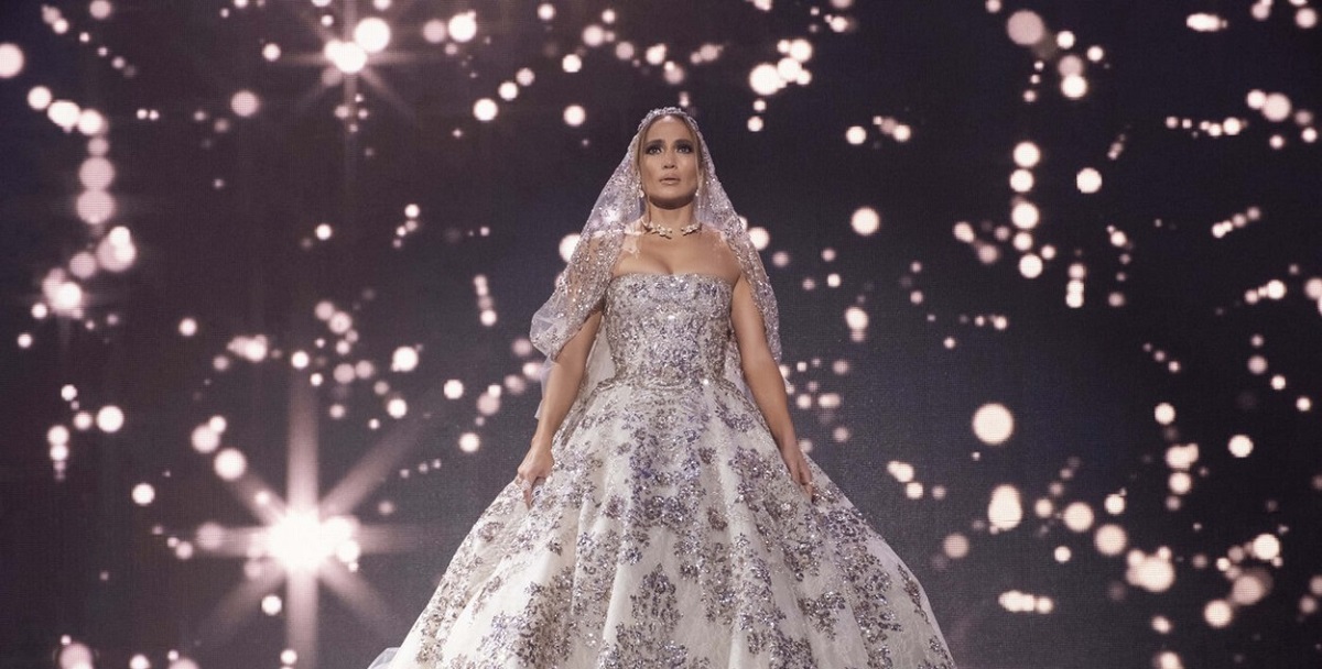 Jennifer Lopez în rochie de mireasă în filmul Marry Me