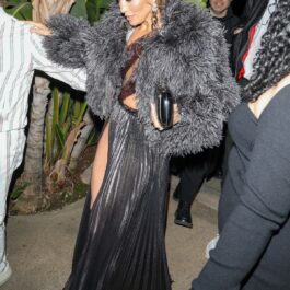 Jennifer Lopez într-o rochie gri la un eveniment din Los Angeles