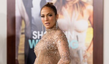 Jennifer Lopez într-o rochie transparentă la premiera Shotgun Wedding