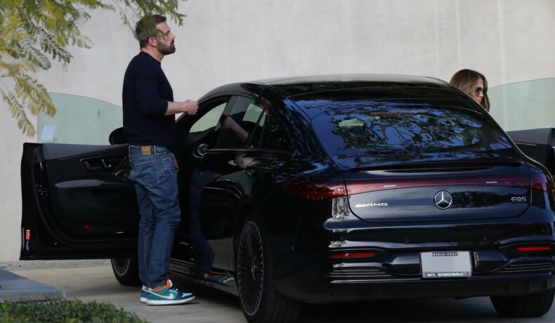 Ben Affleck ieșind din mașină, la o proprietate pe care urma să o vizioneze cu JLo