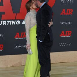 Jennifer Lopez și Ben Afflec, fotografiați în timp ce se sărută la Premiera Air