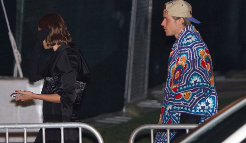 Justin Bieber, cu o pătură pe spate, în spatele lui Hailey
