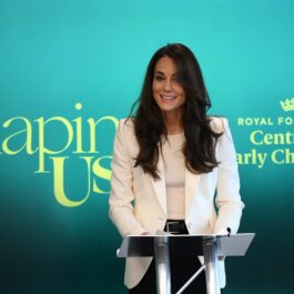 Kate Middleton în fața unui pupitru în timp ce ține un discurs la Londra