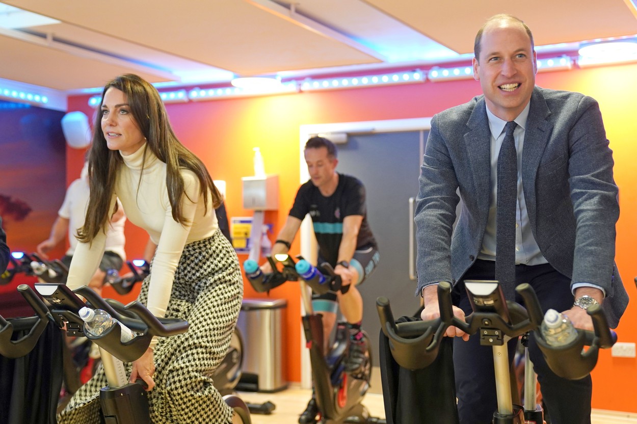 Kate Middleton și Prințul William se întrec pe bicicletele de fitness