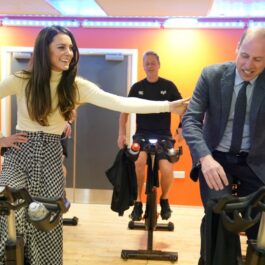 Kate Middleton își încurajează soțul în timpul unei clase de cycling