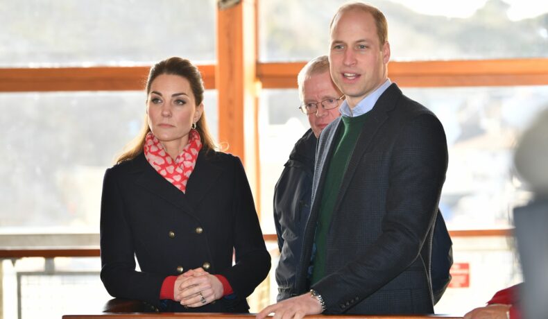 Kate Middleton alături de Prințul William în timpul unei vizite din Wales din 2020