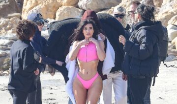 Kim Kardashian, cu echipa în spate, pe o plajă