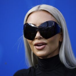 Kim Kardashian cu ochelari pe față în timp ce participă la un eveniment public