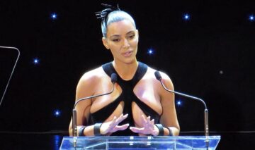 Kim Kardashian în fața unui pupitru la Gala Premiilor Oscar 2019