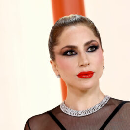 Lady Gaga, machiată și coafată, pe covorul roșu de la Premiile Oscar 2023