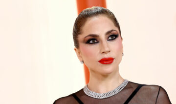 Lady Gaga a ajutat un fotograf pe covorul roșu de la Premiile Oscar 2023. Artista s-a aplecat să-l ridice după ce bărbatul a căzut