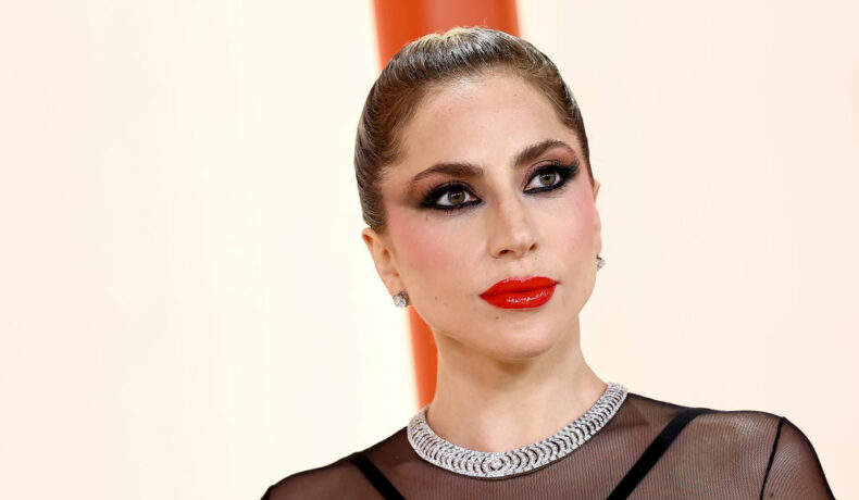 Lady Gaga, machiată și coafată, pe covorul roșu de la Premiile Oscar 2023