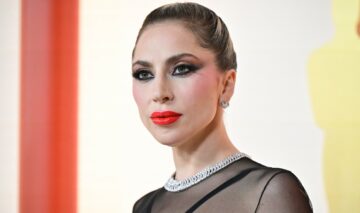 Lady Gaga a renunțat la machiaj la spectacolul de la Premiile Oscar 2023. Pe covorul roșu, artista a purtat o rochie neagră, cu corset transparent