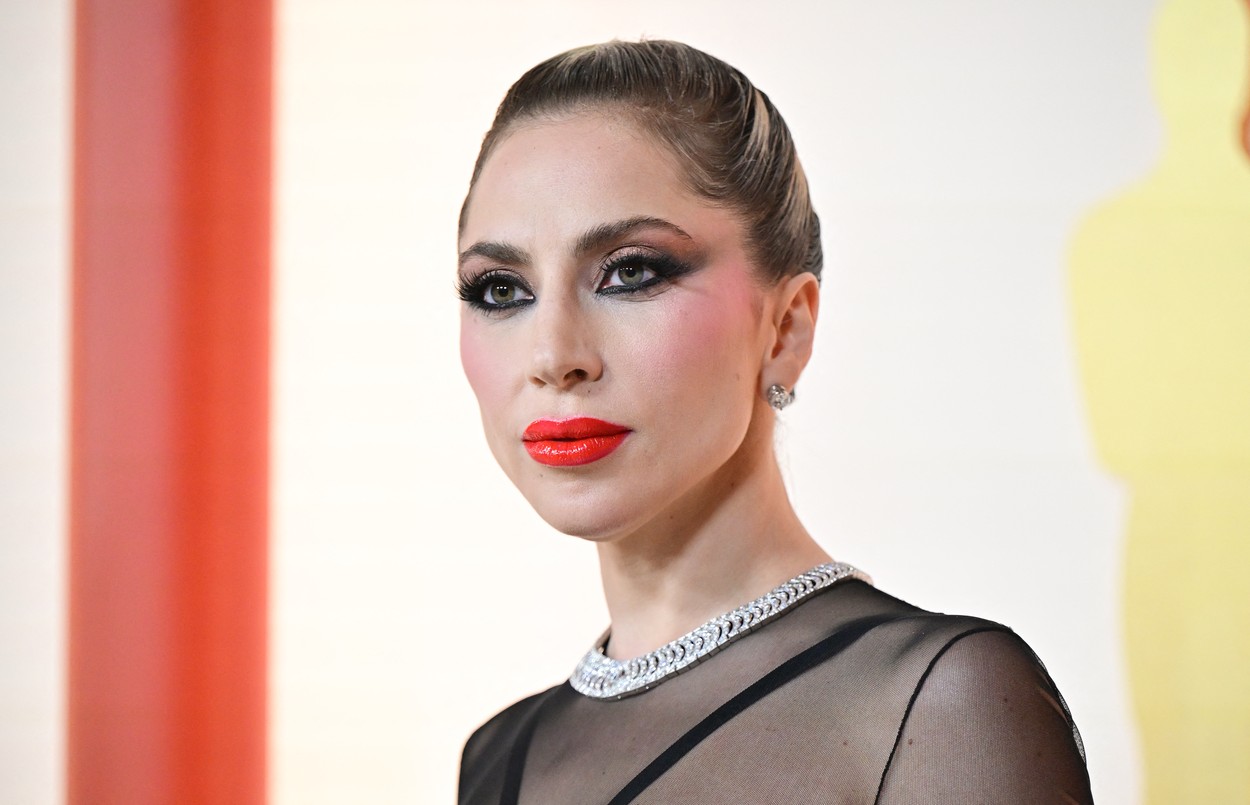 Lady Gaga, machiată și coafată, la Premiile Oscar 2023